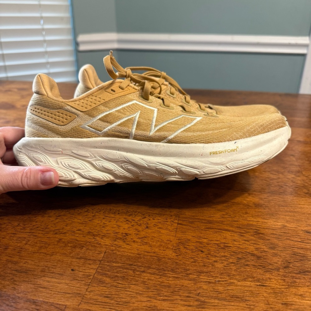 Men’s New Balance 1080 v13 Fresh foam Tan  White Running Shoes size 9.5